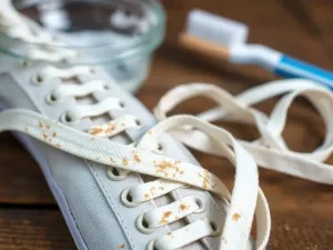 Jak wyczyścić białe sznurówki? Skuteczne metody i porady