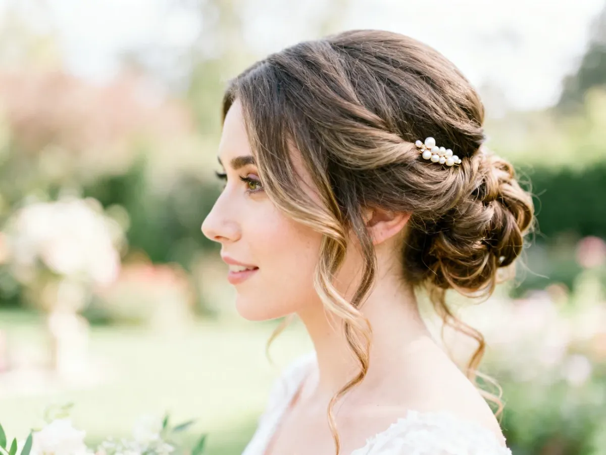Eleganckie półupięcie ślubne z miękkimi falami i perłową spinką